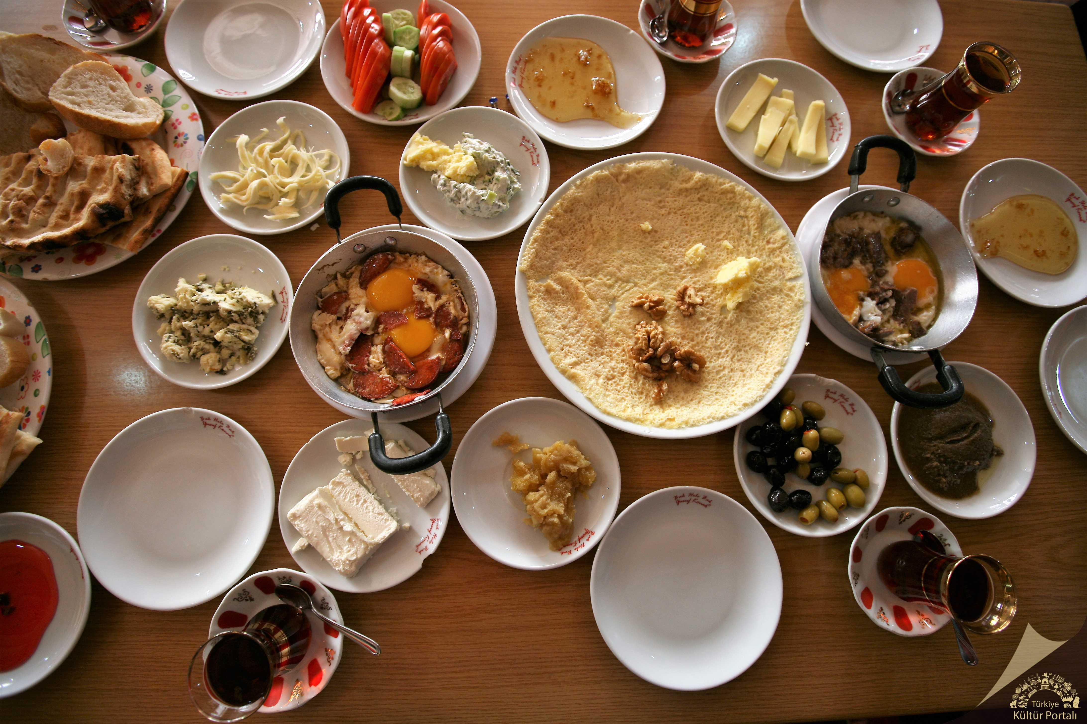 “Vandangelsin Van kahvaltısı – otlu peynir, bal, kaymak, murtuğa ve yöresel ürünlerle zengin kahvaltı sofrası.”